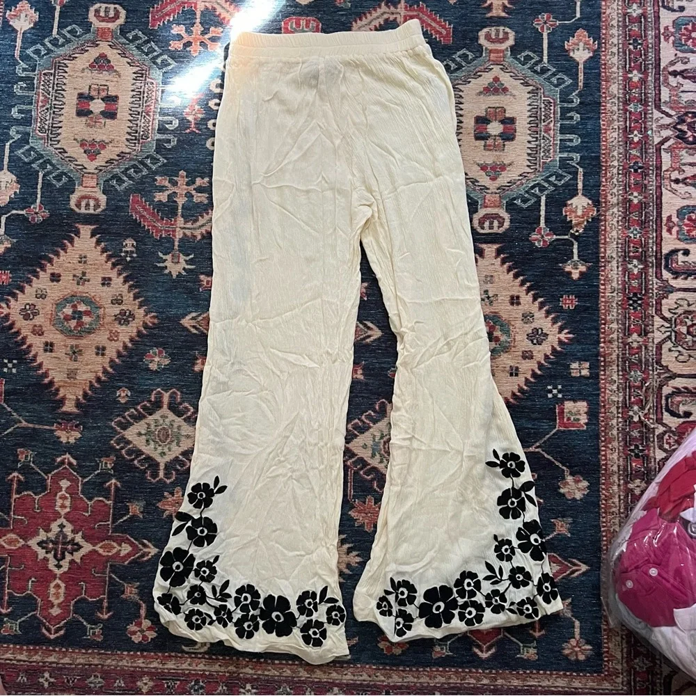 Forever 21 Black and White Floral Pants - Picture 4 of 8